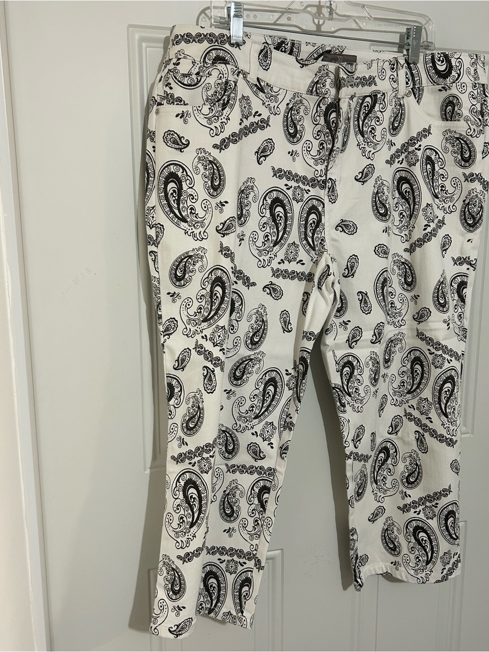 Chico's White & Black Paisley Capris